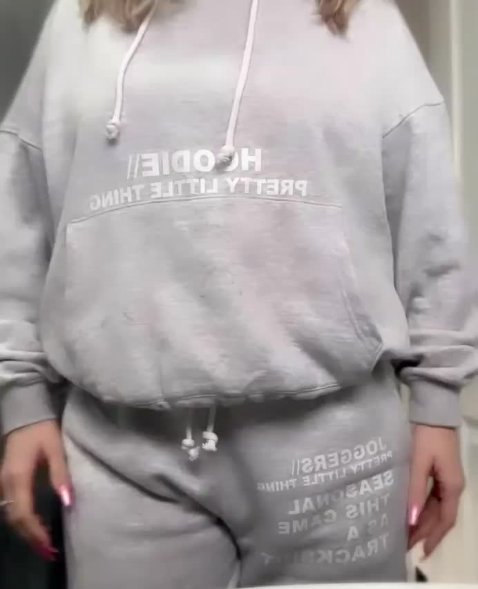 My oversized tracksuit does a good job of hiding the goods : video clip