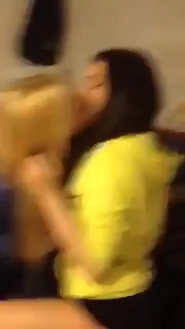 College Friends Reunite : video clip