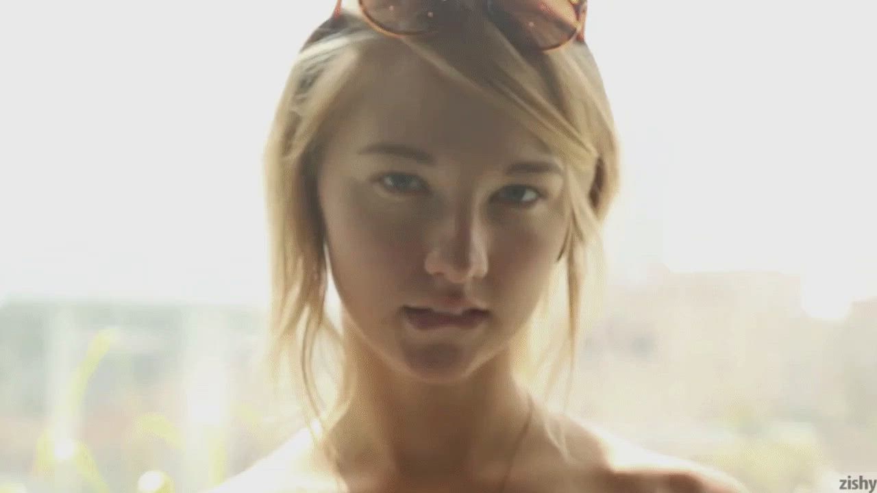 Blonde hottie happy to flash in public! : video clip