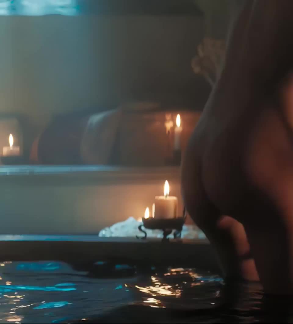 Anya Chalotra "The Witcher" : video clip