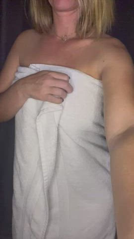 My boobs can’t hold up my towel : video clip