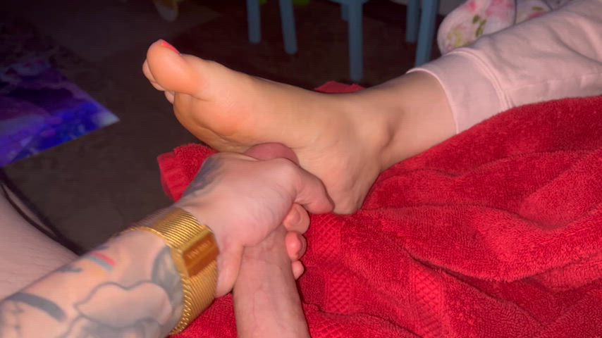 Jerking off on friends feet : video clip