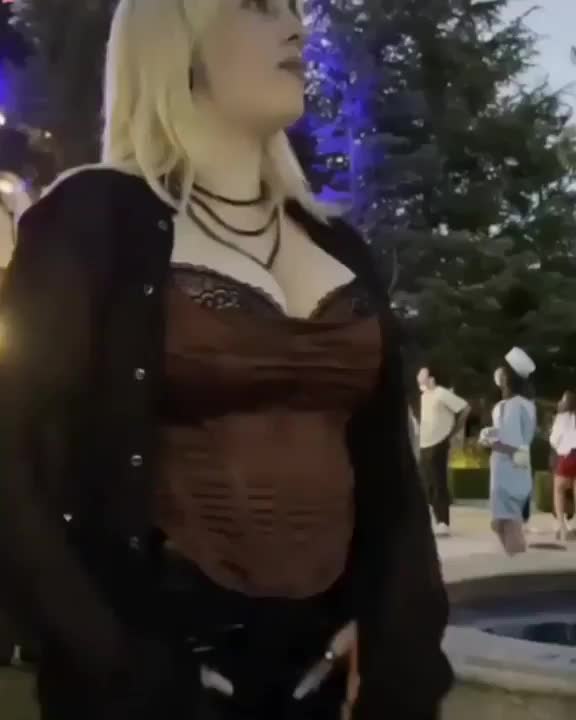 Billie Eilish loves to tease : video clip