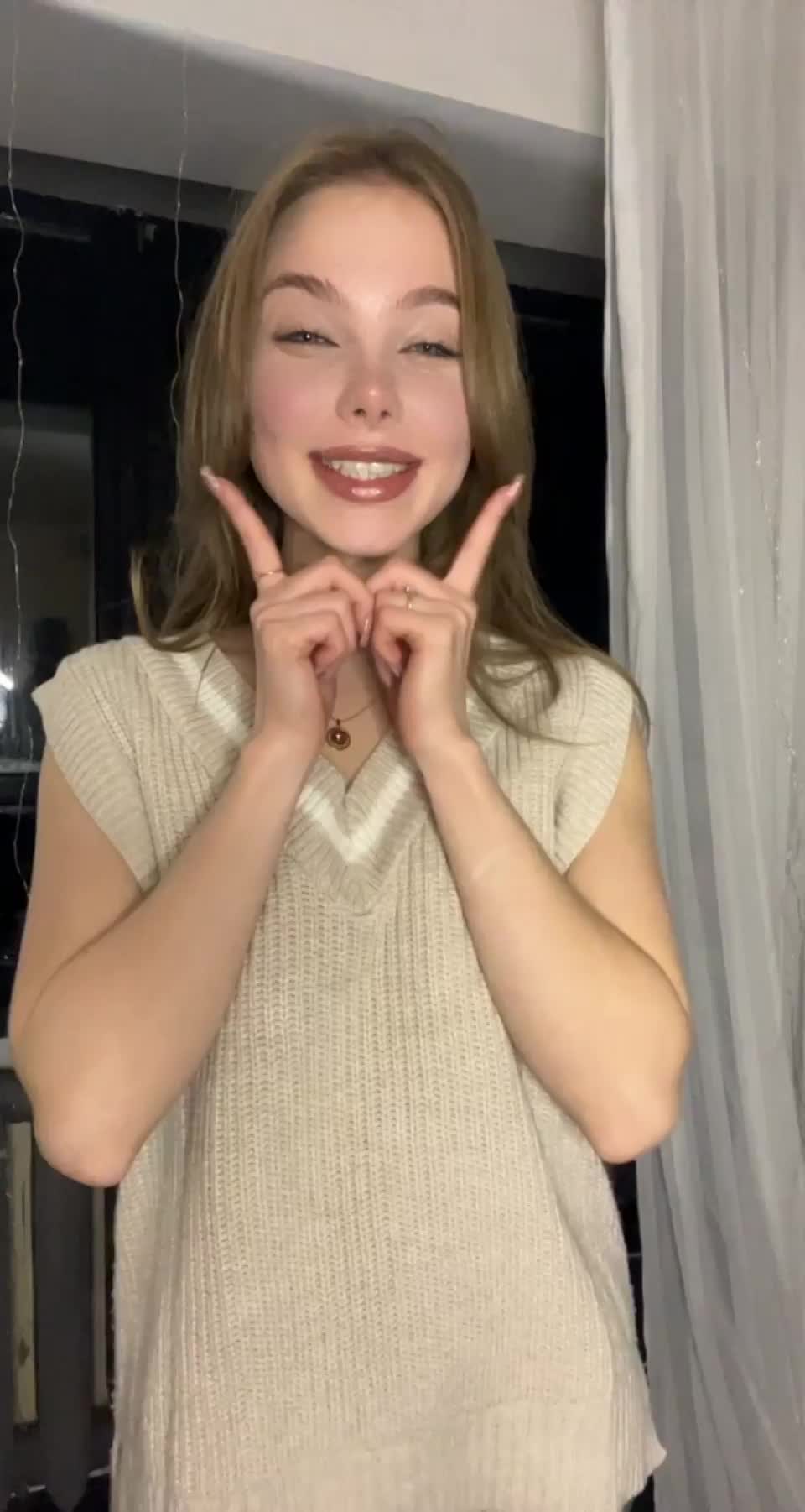 My young body is very tight and sweet : video clip