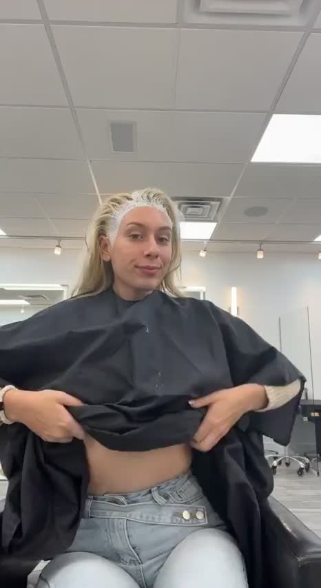 Titty flash in hair salon : video clip