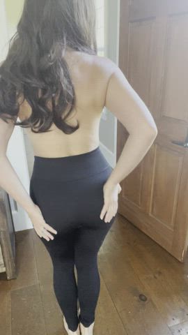 Leggins and boob bounce are perfect match! : video clip