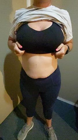 big hotwife boob drop for u this morning! : video clip
