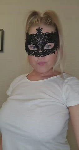 Who would hit on a 36 year old mom in my room : video clip