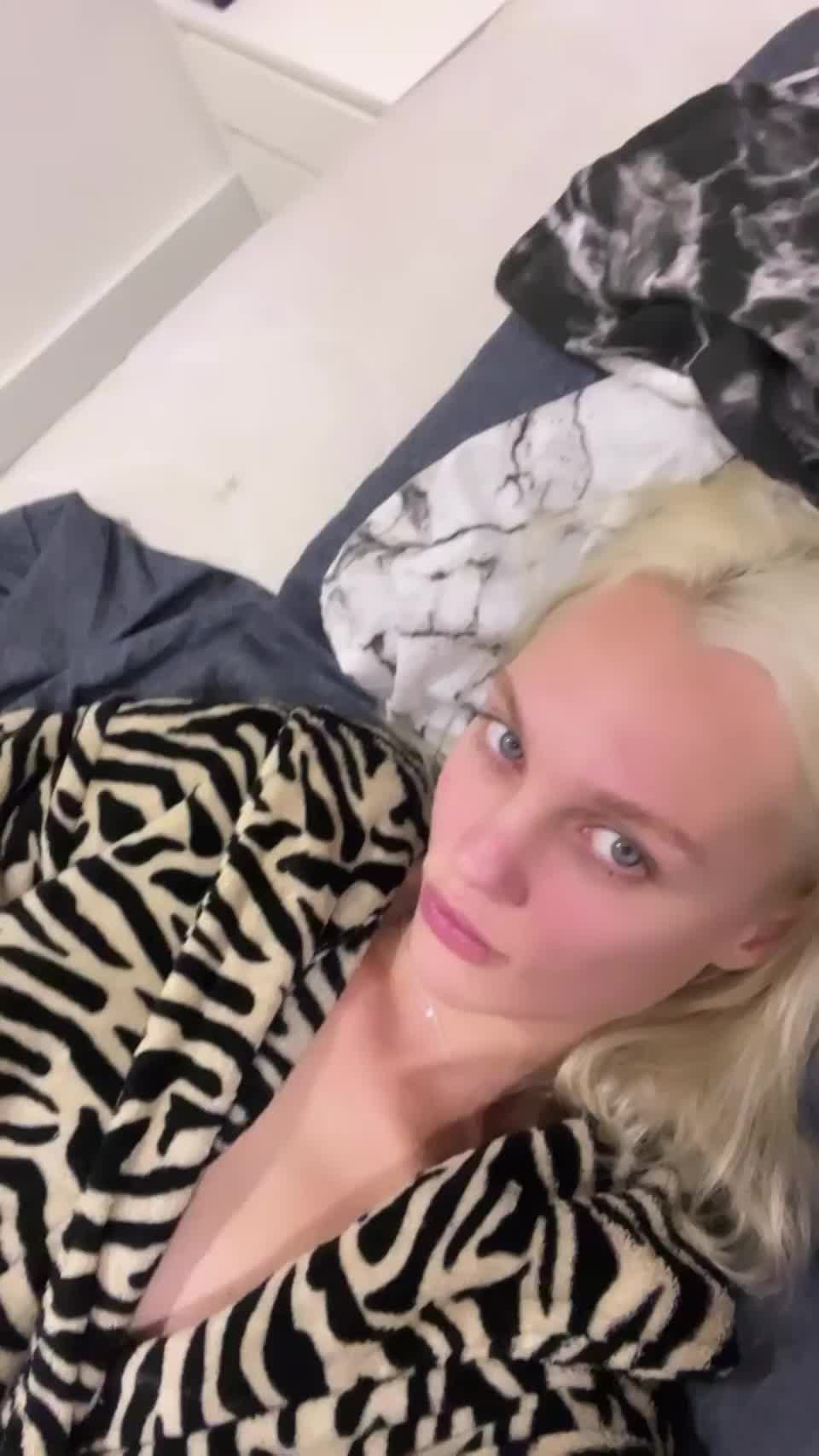 I’ll let you fuck me if you promise not to pull out. Deal : video clip
