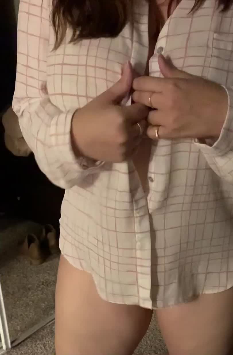 A lot hiding behind this shirt [oc][f] : video clip