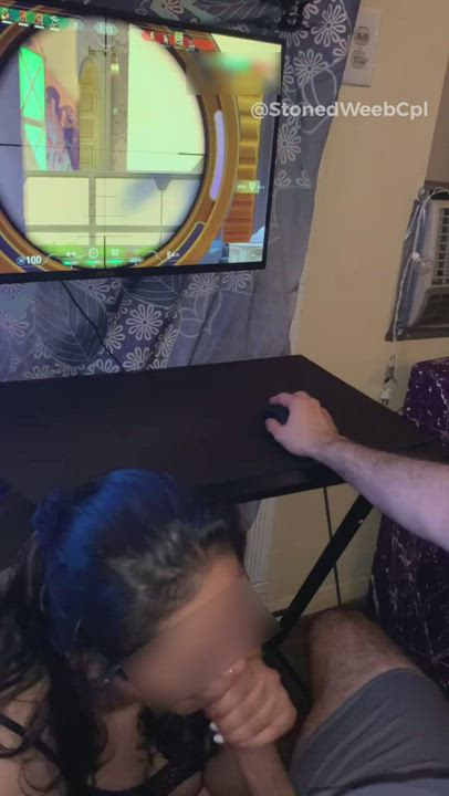 Gamer BF Gets Head, While Tapping Heads 🥵💢 : video clip