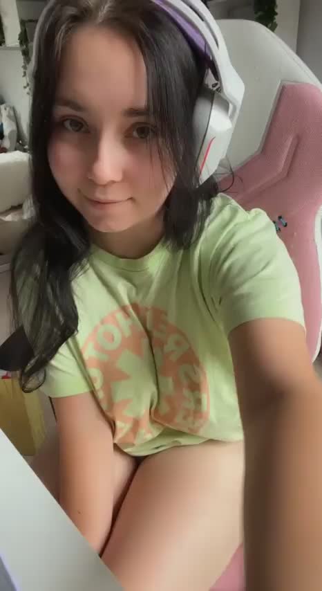 I really want to be your curvy gamergirl, may I? : video clip
