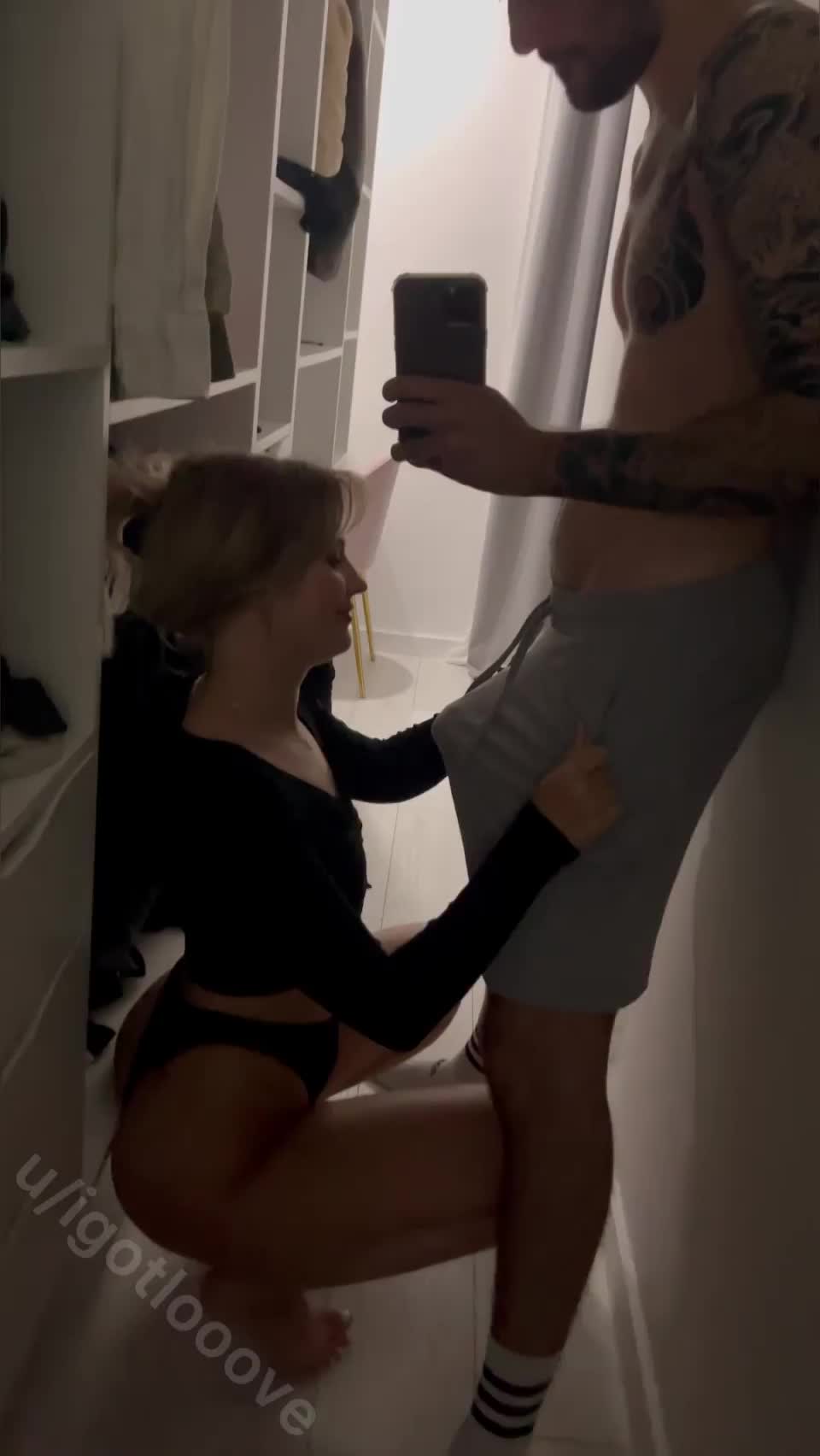 He forgot why he came to the wardrobe : video clip