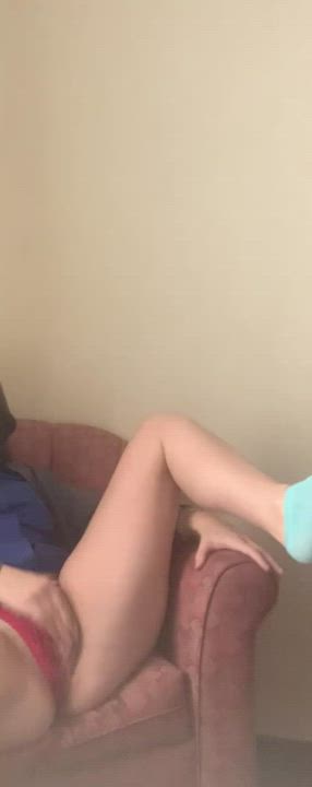 Does anyone like my squirting pussy ? : video clip