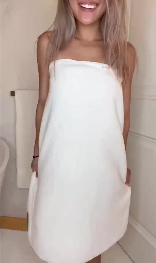 Oops, my towel dropped : video clip