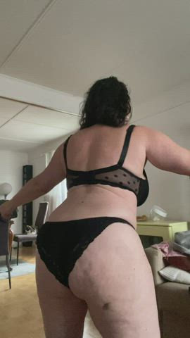 40 year old sexy milf ready to help to you live out your fantasies : video clip
