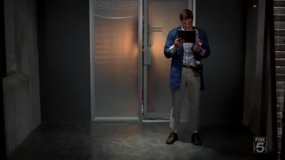 Emily Deschanel bouncing boobs : video clip