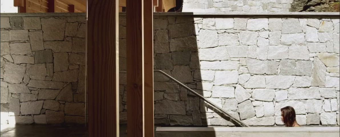 That sexy walk to the pool : video clip