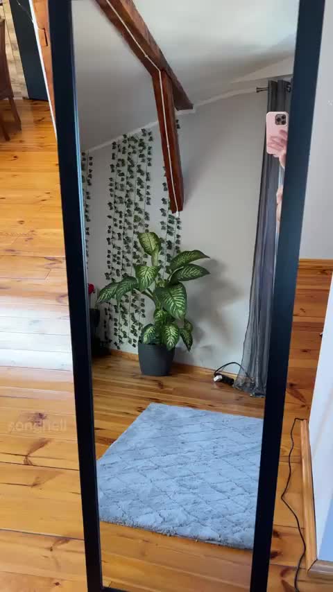 Wanna keep me company in my dorm room? : video clip