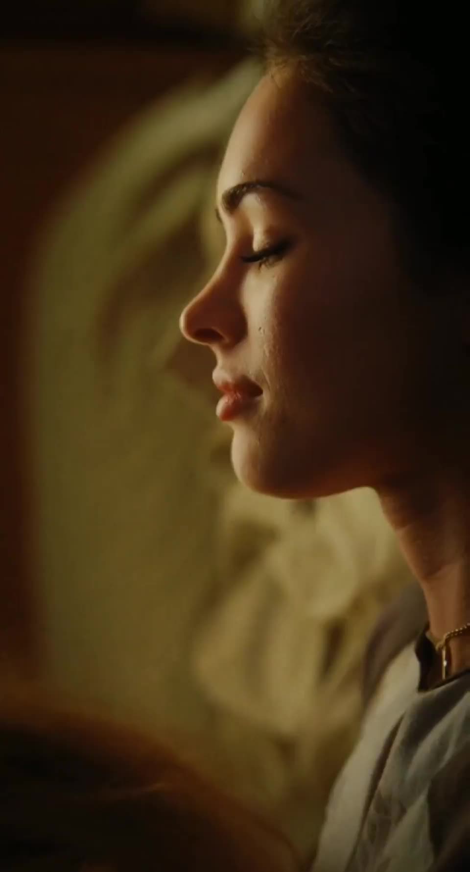 Megan Fox and Amanda Seyfried Extremely Hot Kissing Scene : video clip