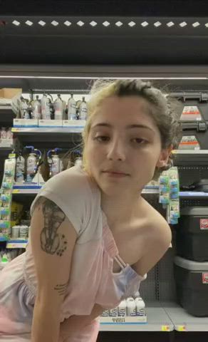 Flashing her amazing boobs! : video clip