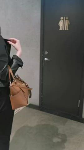 Facial at The Mall : video clip