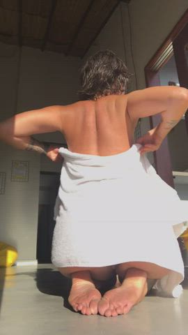 Wait for the towel drop! : video clip