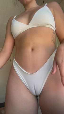 Does my puffy little pussy deserved to be played with? : video clip