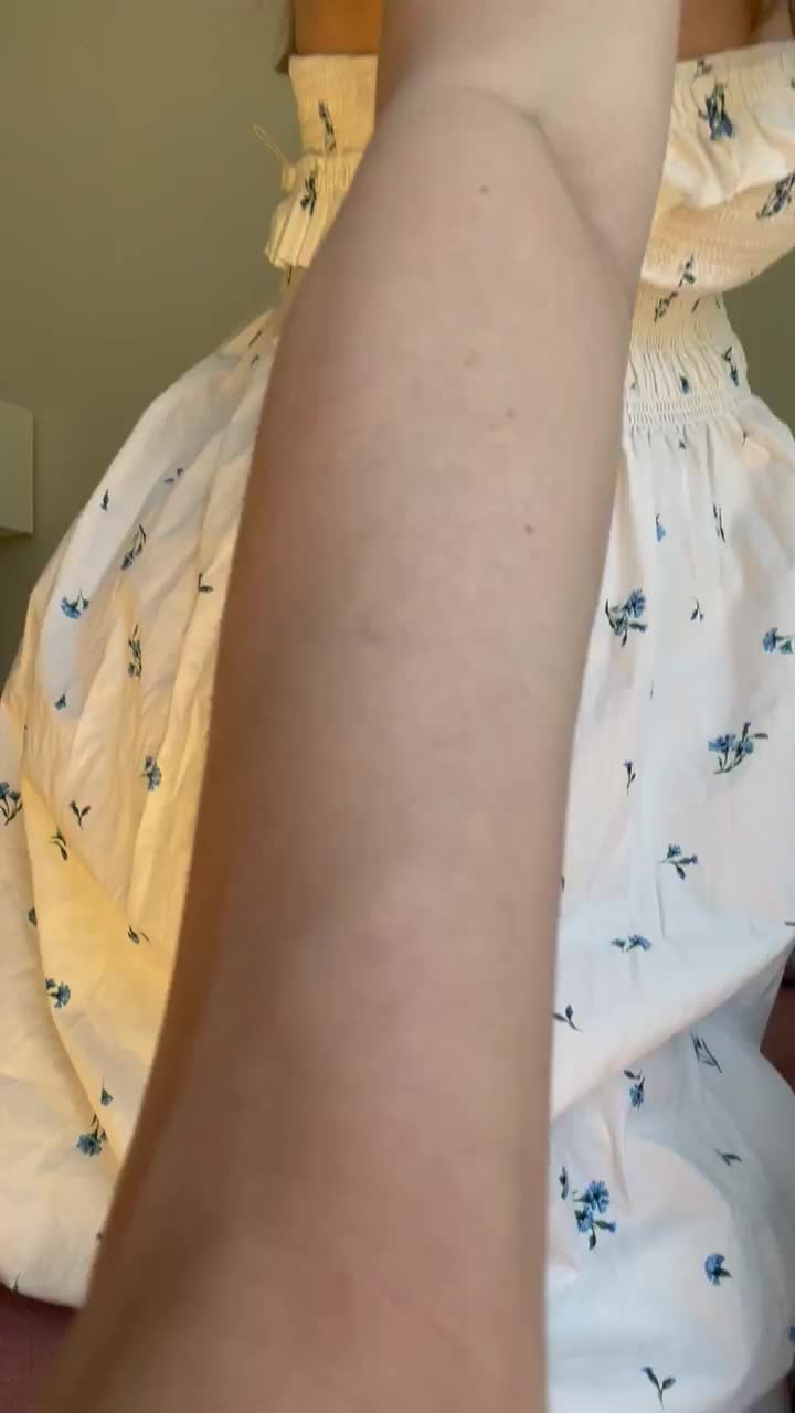I love not wearing panties knowing I can do this anytime : video clip