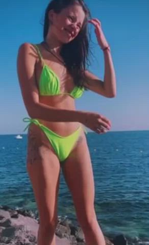 When people ask if i know how to dance… uhh yeah duhh just check out my moves😅 [F22] : video clip