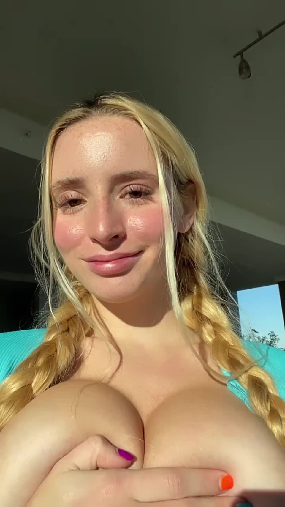 i'm very busty and I'm blonde! : video clip
