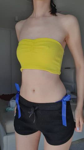 Let me show how petite I am : video clip