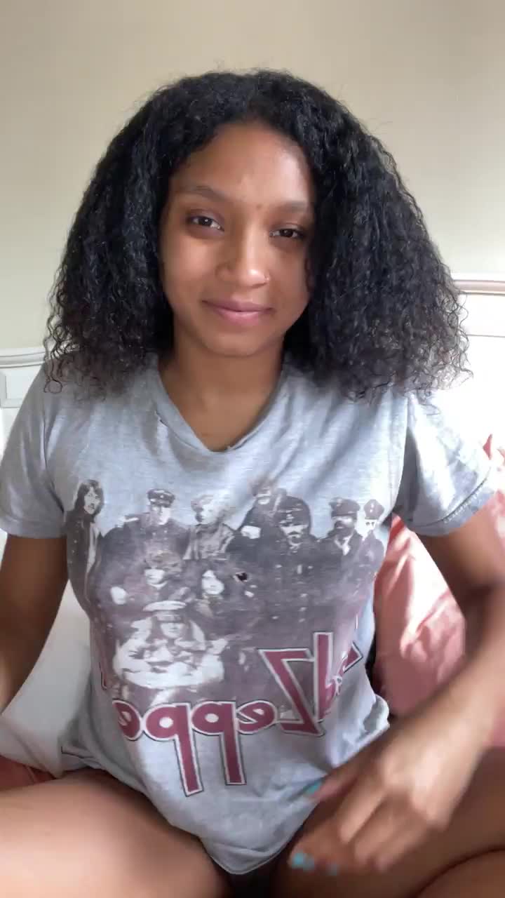 looking at my tits is the best way to start your day : video clip