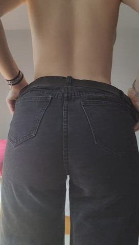 let me suffocate you with my thighs : video clip
