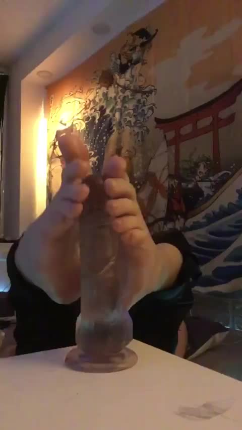 Do you like this view of my pretty feet ? : video clip