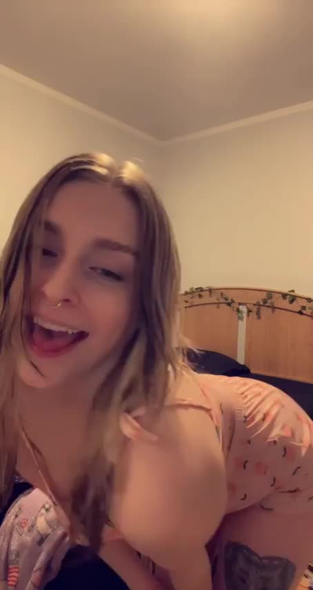 looking for a nice cock to bounce on 💞 : video clip
