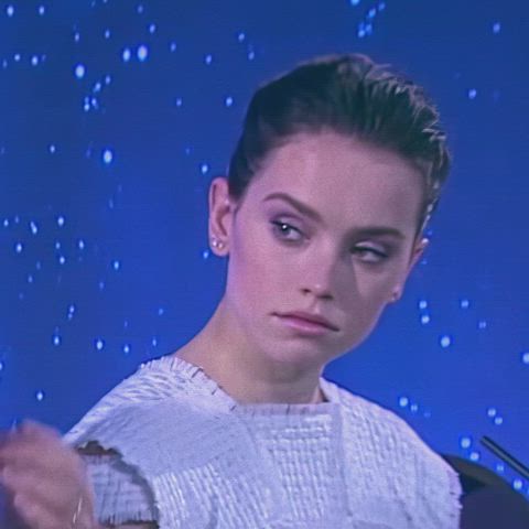 Daisy Ridley winking : video clip