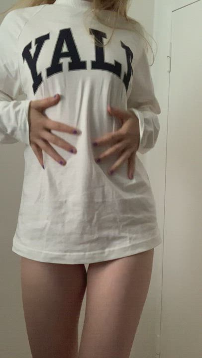 Who likes tiny college girls? : video clip