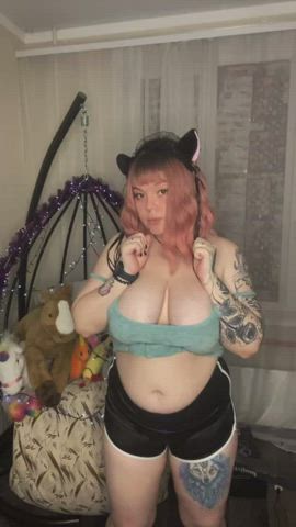 Curvy cutie : video clip