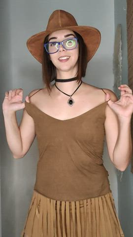 A cowgirl without her mount 🤭 : video clip