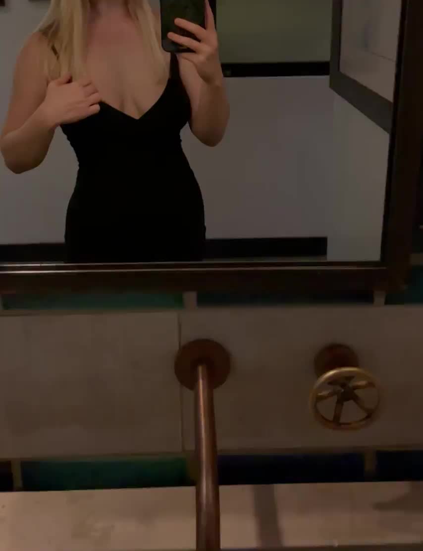 Mmm after that meal, I’m feeling kinda frisky in the restroom [GIF] : video clip