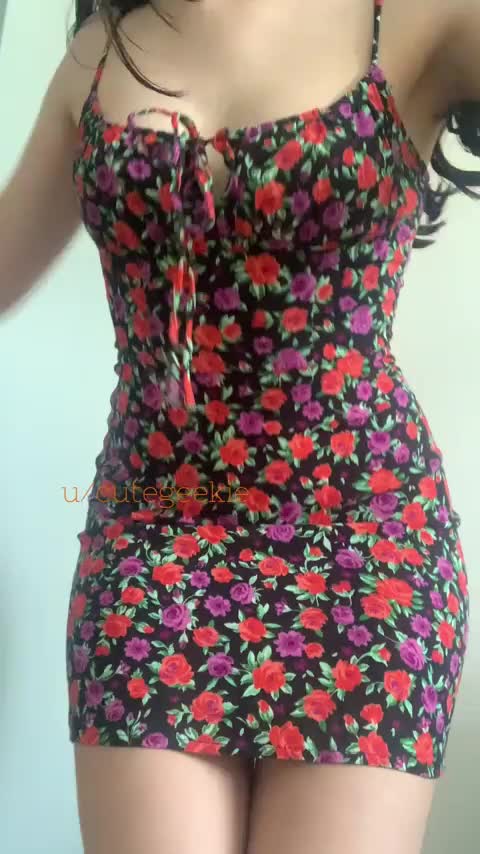 Dresses should be worn without panties : video clip