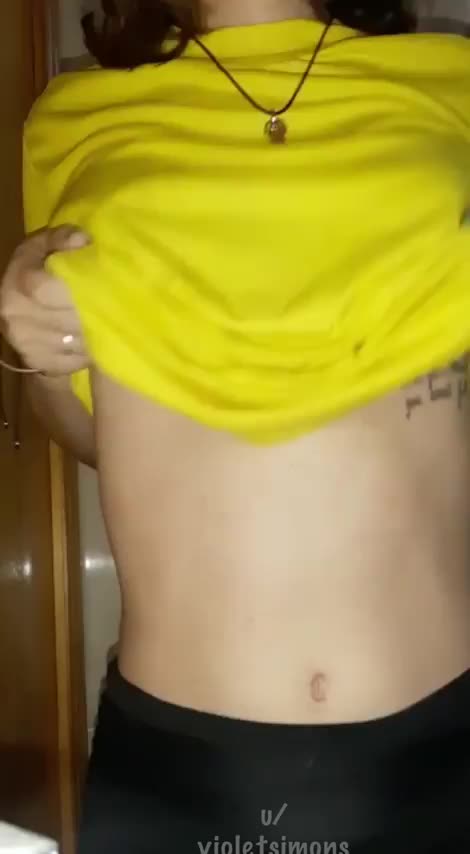 Be a gentleman and cum on my tits : video clip
