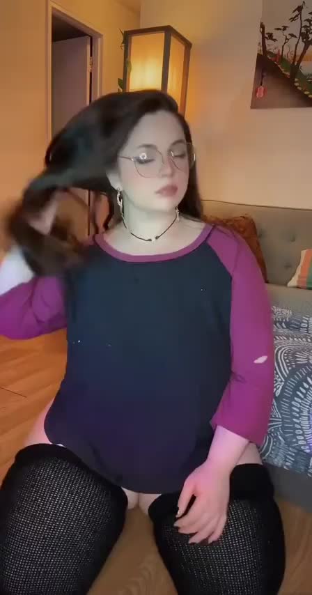 Come hang out with me and the girls <3 : video clip