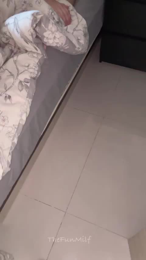 This is how I want to be woken up everyday! With breakfast in bed! : video clip