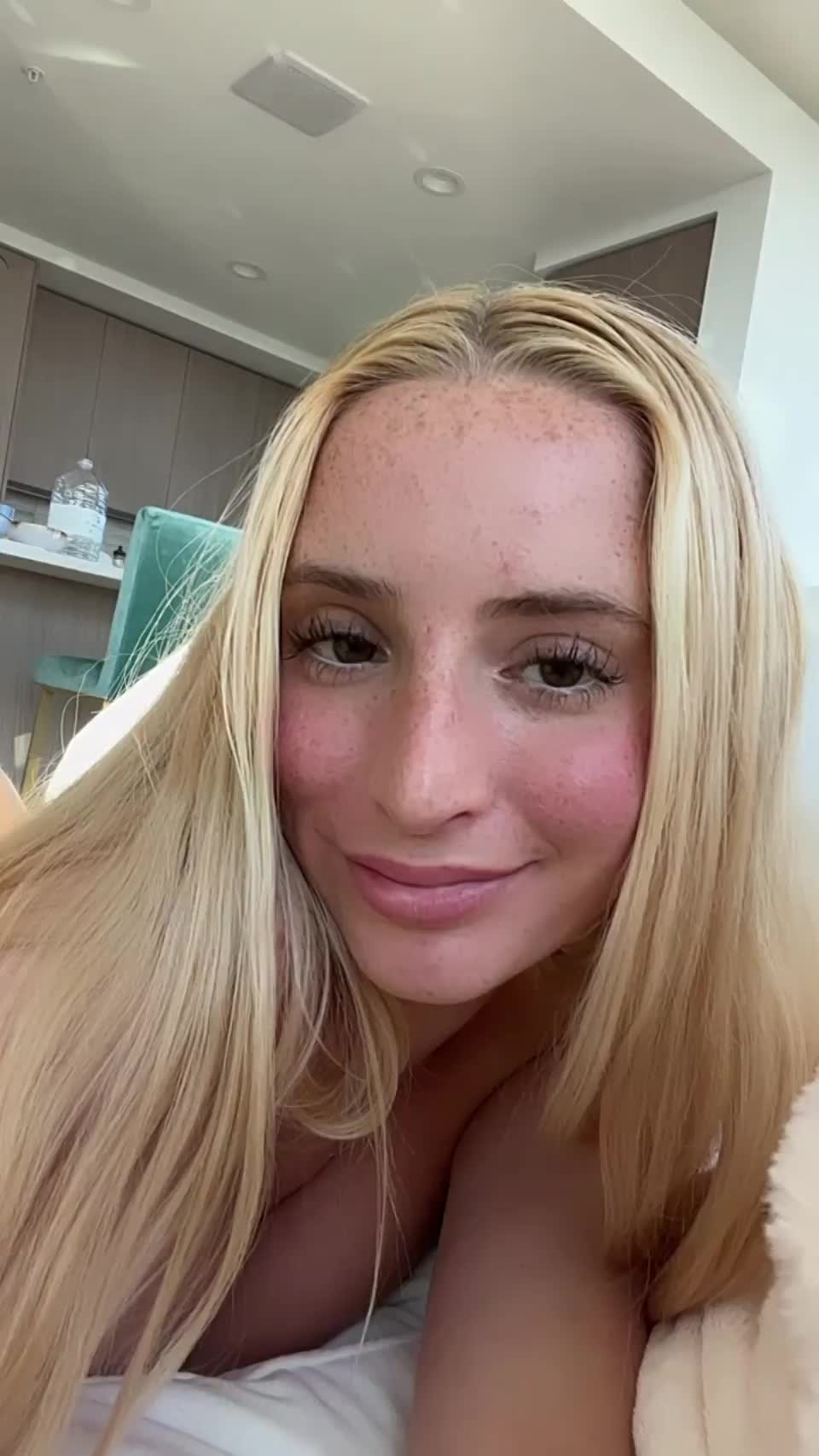 Smother your face in between my tits : video clip