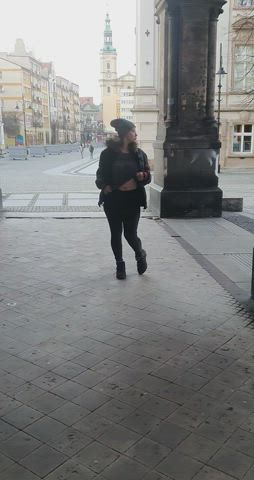 Let's just say it wasn't a boob flash, it was a performance because there's an art gallery right next door. Heh [GIF] : video clip
