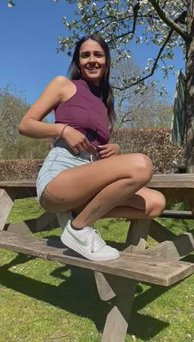 Flashing on a picnic table [GIF] : video clip