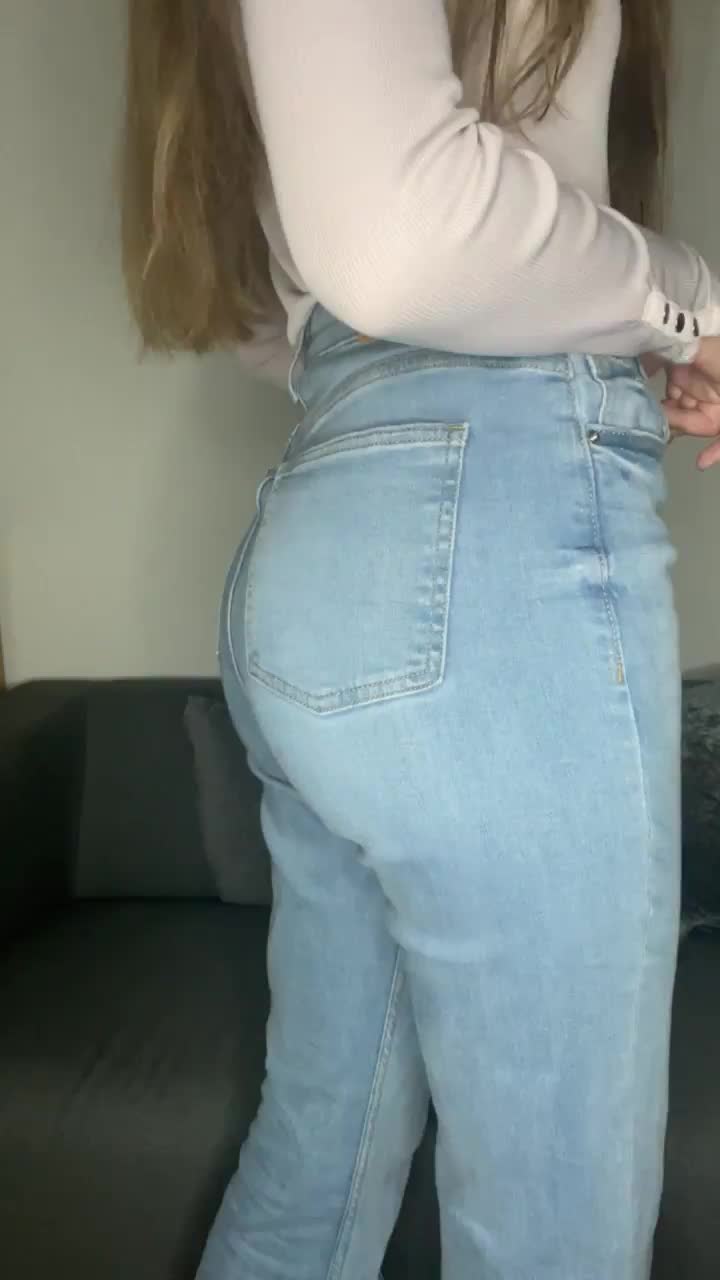 Always happy to show my holes : video clip