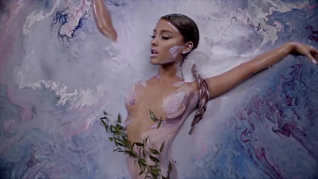 Ariana Grande is incredibly gorgeous : video clip